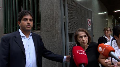 Minra Carvajal, viuda de Manuel de la Calva, abandona la capilla ardiente " rota" de dolor