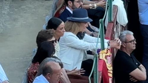 La Infanta Doña Elena y Victoria Federica acuden a arropar a Roca Rey en la  feria | Parte 1